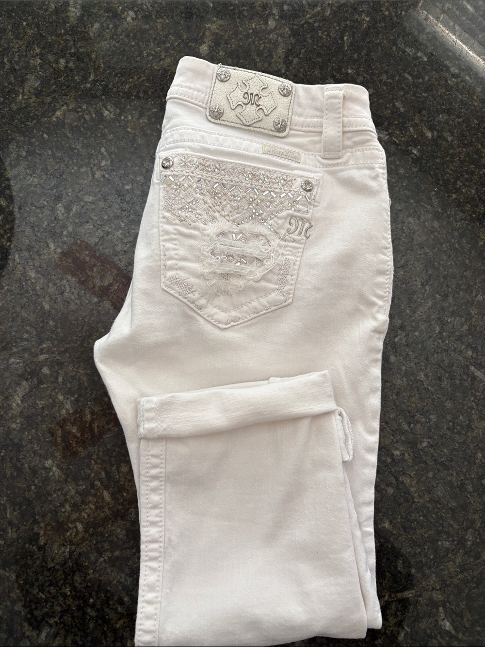 Miss Me sz 29 Mid-Rise Easy Crop in white